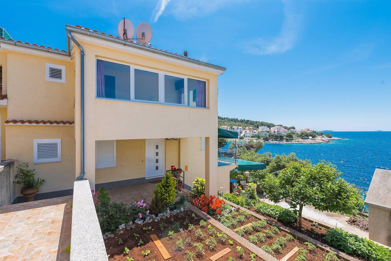 Ganze Wohnung, 4-Zimmer-Ferienwohnung am Strand Bilo, Primosten A-4176-c in Primosten, Šibenik-Knin
