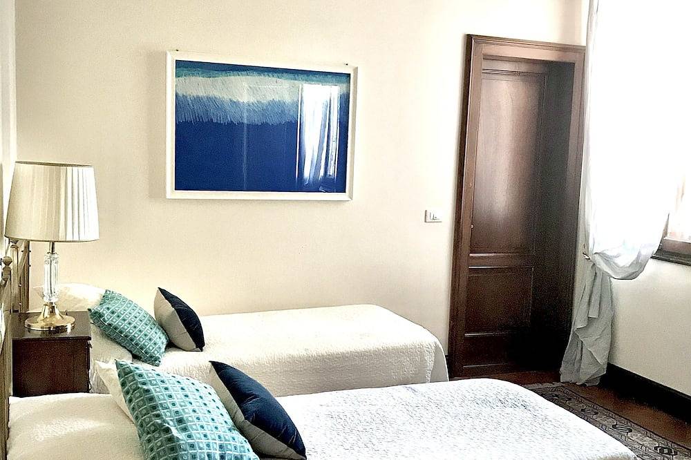 Ganze Wohnung, Wohnung mit Garten in einer historischen Villa direkt am Meer in Lido di Venezia, Venedig