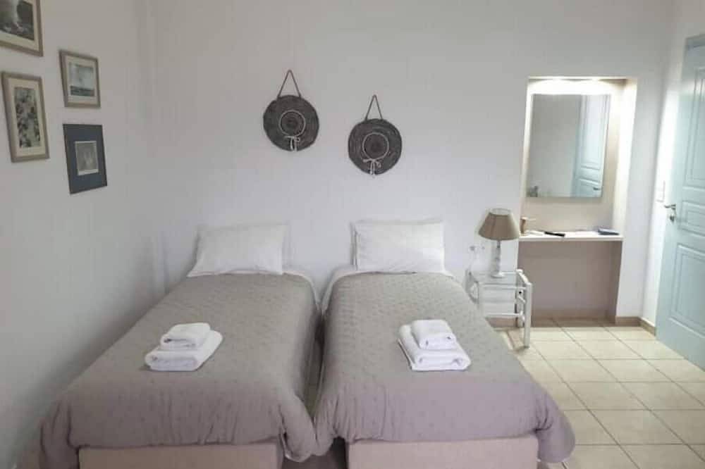 Entire apartment, Calderimi apart. for 2-4 persons in Fira in Firostefani, Thera
