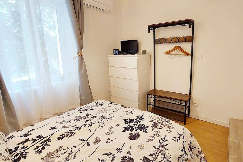 Ganze Wohnung, Air-conditioned apartment surrounded by vineyards, shared pool, in La Tour-d'Aigues, Regionaler Naturpark Luberon