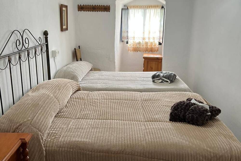 Casa Cueva Adaptada Pmr se Admiten Mascota con Rutas de Senderismo y Caballo in Guadix, Geoparque de Granada