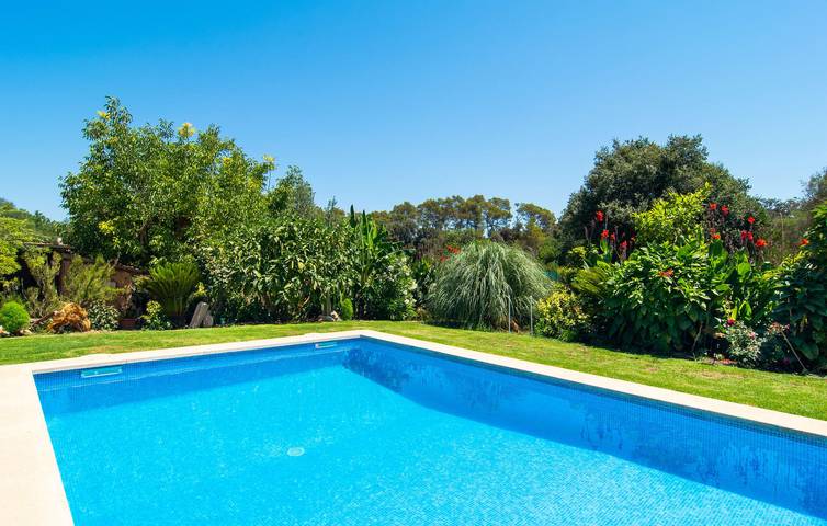 Cozy Retreat with Pool, Terrace & AC - Near Llubi City Center in Llubí, Majorca Center