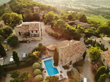 Cottage pour 6 personnes, avec piscine ainsi que vue et jardin à Montjustin