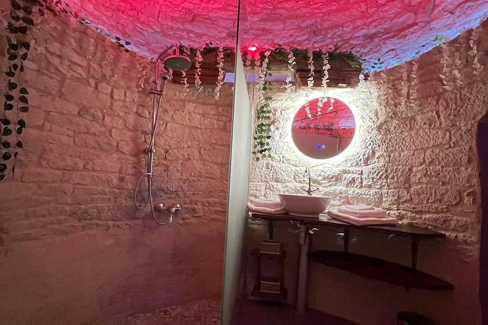 Love Room Le Secret du Pigeonnier Jacuzzi and Hammam - Gorges de l'Aveyron in Lavaurette, Macizo Central