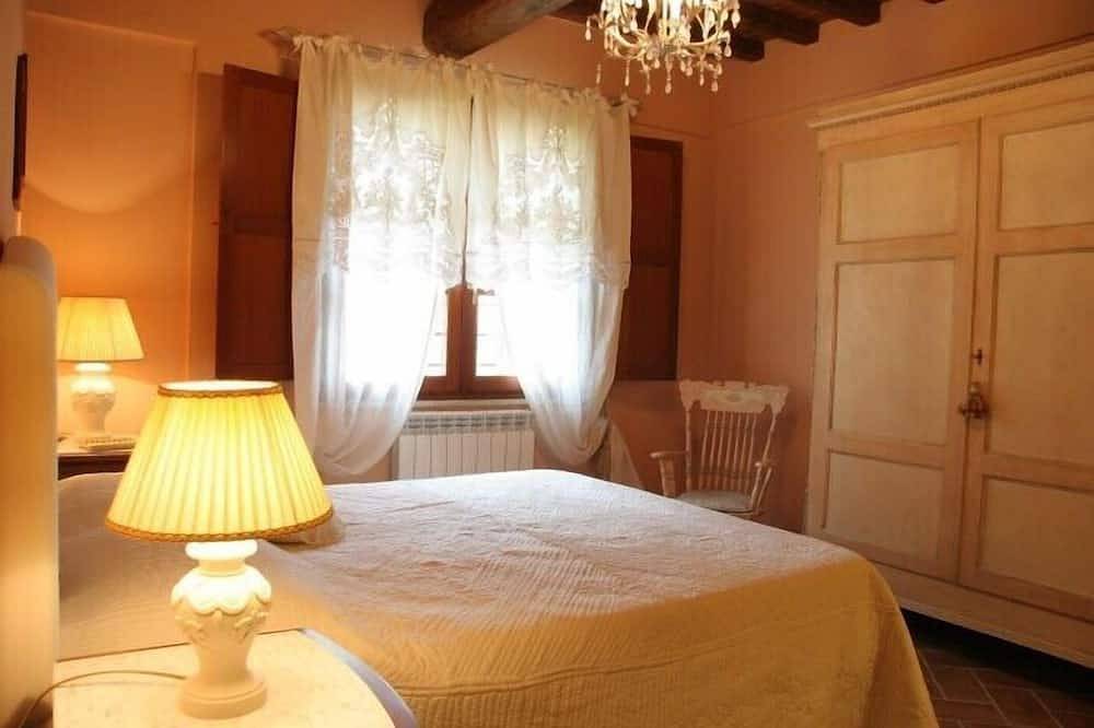 Ganze Wohnung, La Casetta del Borgo San Gimignano, mit Relax Nature Pool und Starlink-Internet in Gambassi Terme, Florenz Provinz