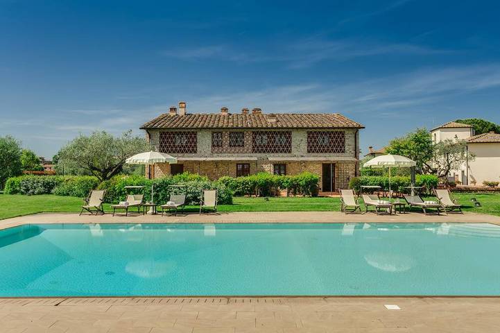 Agriturismo per 4 persone, con piscina e terrazza nonché giardino in Tavarnelle Val di Pesa