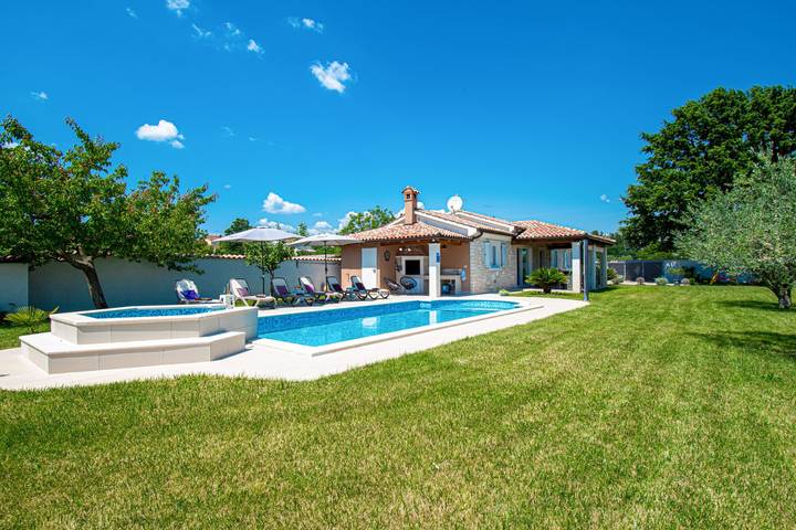 Villa für 6 Personen, mit Terrasse und Garten sowie Pool in Pula