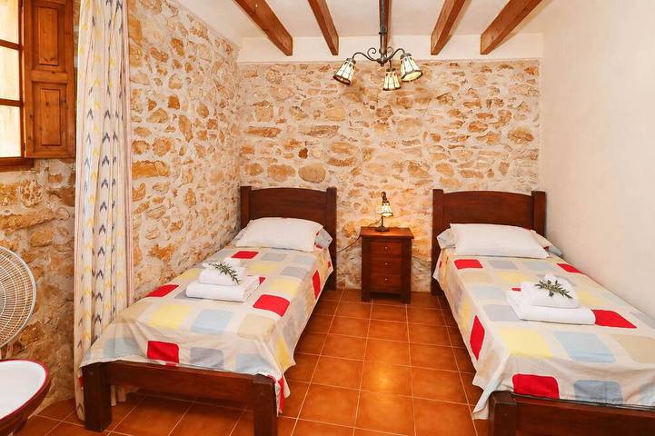 Can Cova 413 rustic finca with private pool, terrace, air conditioning and Wifi in Es Llombards, Santanyí