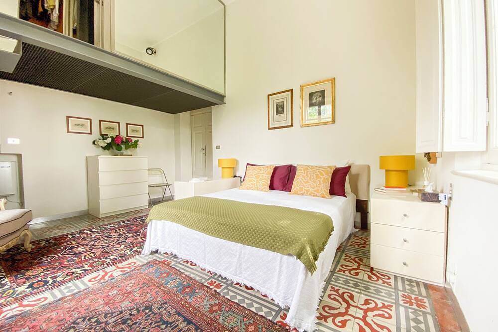 Modern\" double room with bathroom in a late 19th century villa in Parma, Parma Provinz