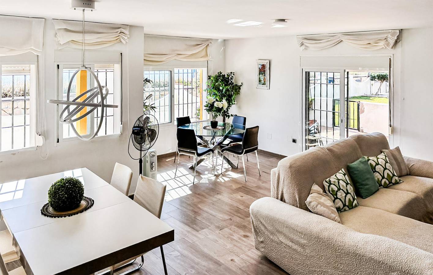 Appartement confortable de 200 m² avec piscine, terrasse et accès à la plage in Playa Ancha, Casares