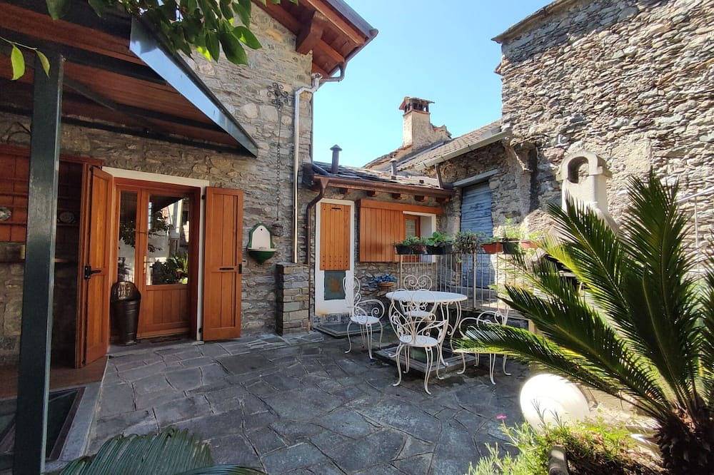 Wunderbares alleinstehendes Ferienhaus mit W-Lan, Klimaanlage, Tv, Terrasse und Haustiere erlaubt in Vercana, Gemeinde Vercana