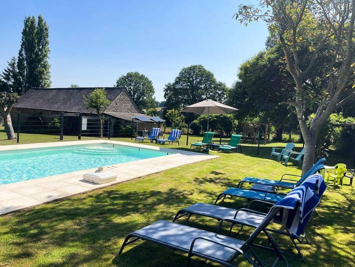 Gîte pour 14 personnes, avec vue ainsi que jardin et piscine à Saint-Denis-de-Gastines