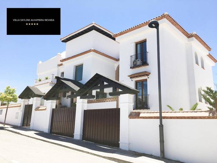 Casa rural para 24 personas, con jacuzzi y sauna además de jardín y piscina en La Zubia