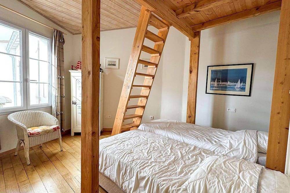 Beautiful family house with swimming pool, parking in Loix, Ile de Re