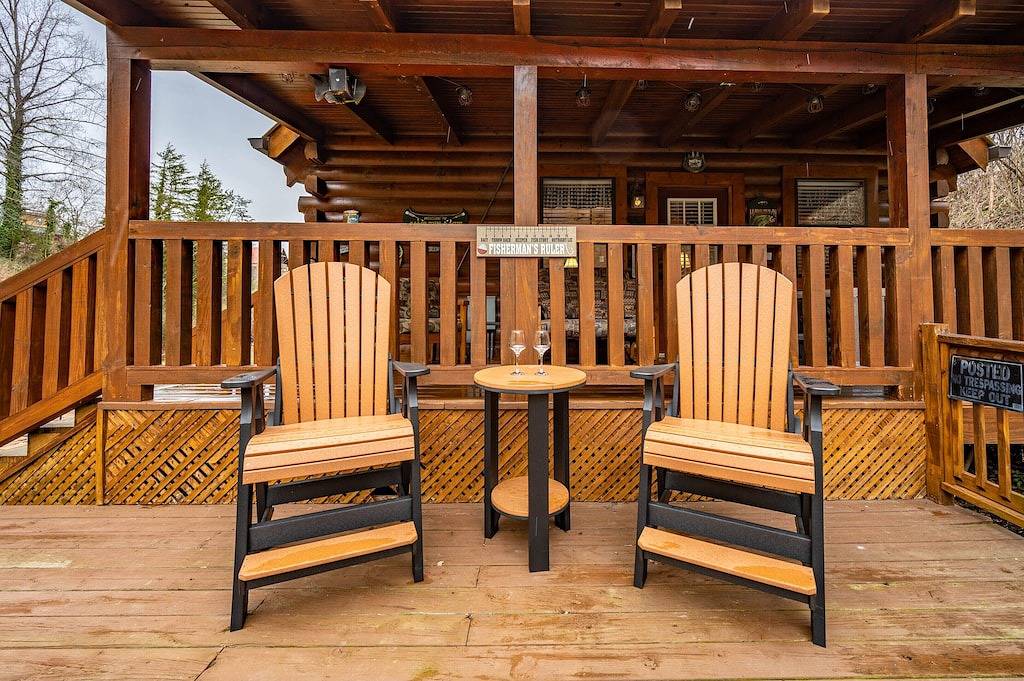 Cozy Log Cabin-Hot Tub-Fire-Pit-Pond-Clean-Dollywood-Soaky Water Park-Dollywood in Sevierville, Sevier County