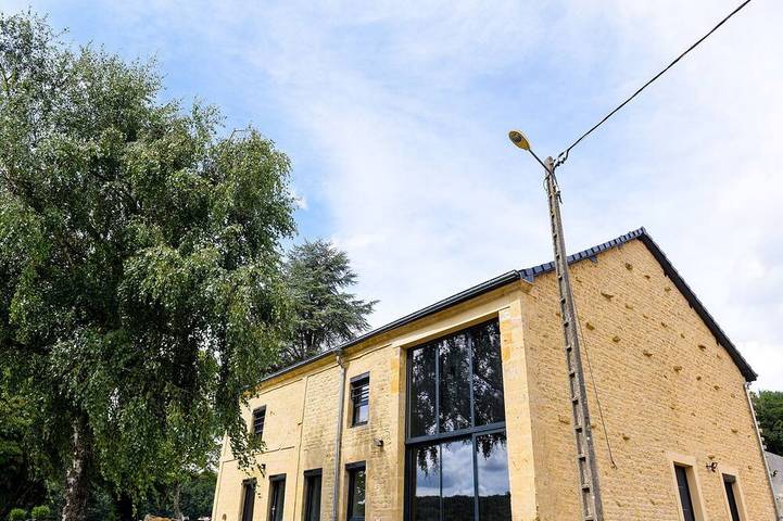 Location de vacances pour 12 personnes, avec terrasse ainsi que jardin et jacuzzi à Sapogne-et-Feuchères