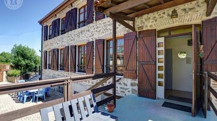 Gîte pour 15 personnes, avec terrasse et jardin, animaux acceptés à Saint-Germain-Laval