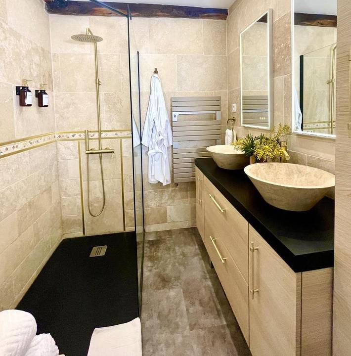 Gîte pour 2 personnes, avec vue et jardin ainsi que piscine et terrasse à Saint-Cyr-les-Champagnes - 2