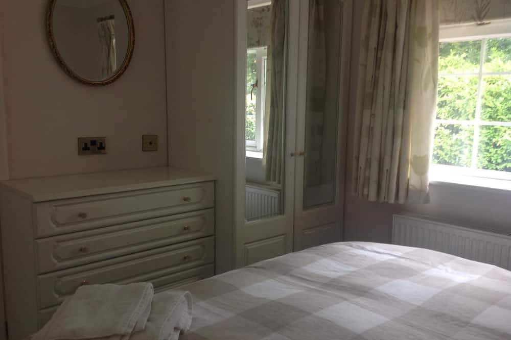 Ganze Wohnung, 1 Schlafzimmer abgeschlossener Anhang / Wohnung in der Nähe von West Byfleet Station in Surrey