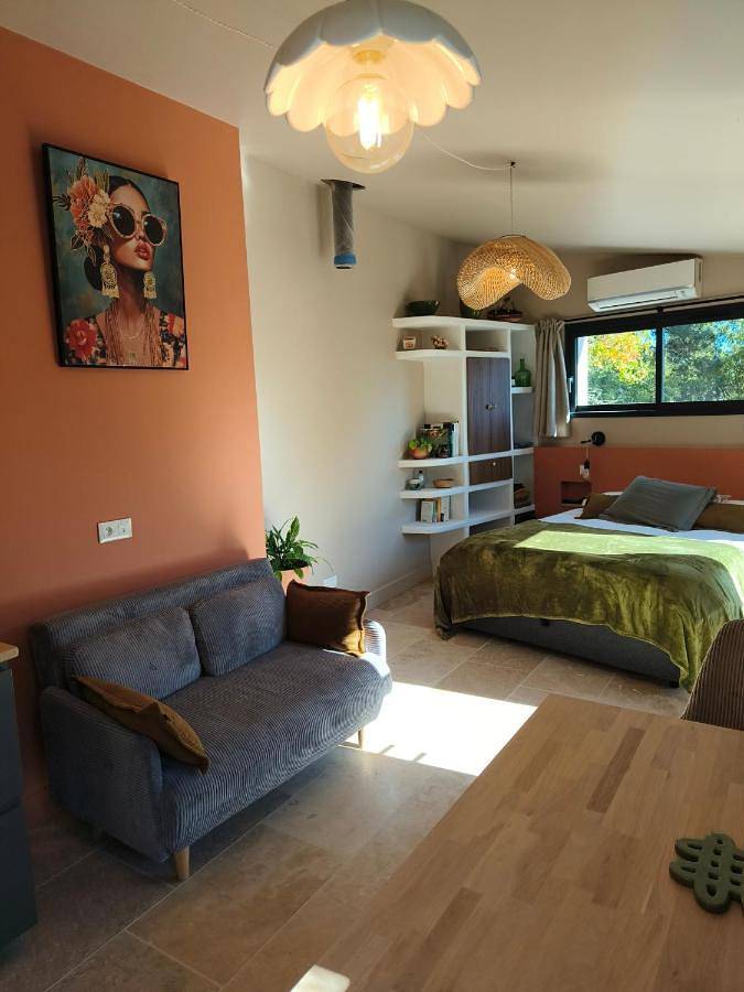 Location de vacances pour 2 personnes, avec vue ainsi que piscine et jardin à Saint-Étienne-de-Fontbellon - 3