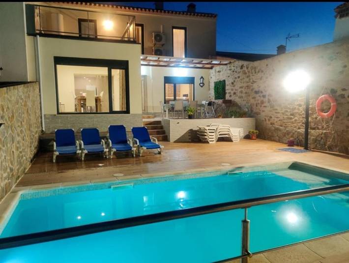 Location de vacances pour 8 personnes, avec terrasse ainsi que piscine et vue dans Almodôvar