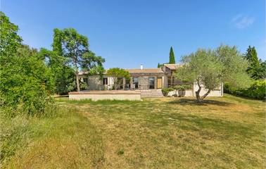 Gîte pour 8 personnes, avec piscine ainsi que jardin et terrasse à Blauzac