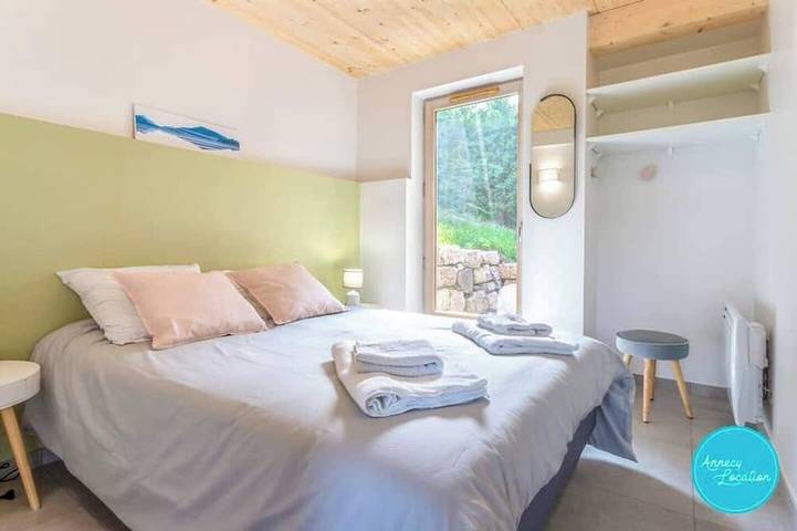 Magnificent Chalet : lake and mountain view. in Talloires-Montmin, Annecy region