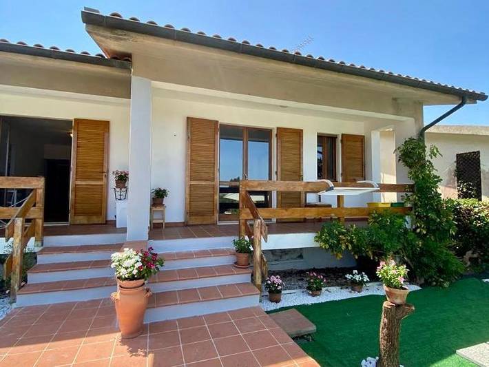 Rustico per 4 persone, con panorama e giardino nonché terrazza, con animali domestici sull' Isola d'Elba