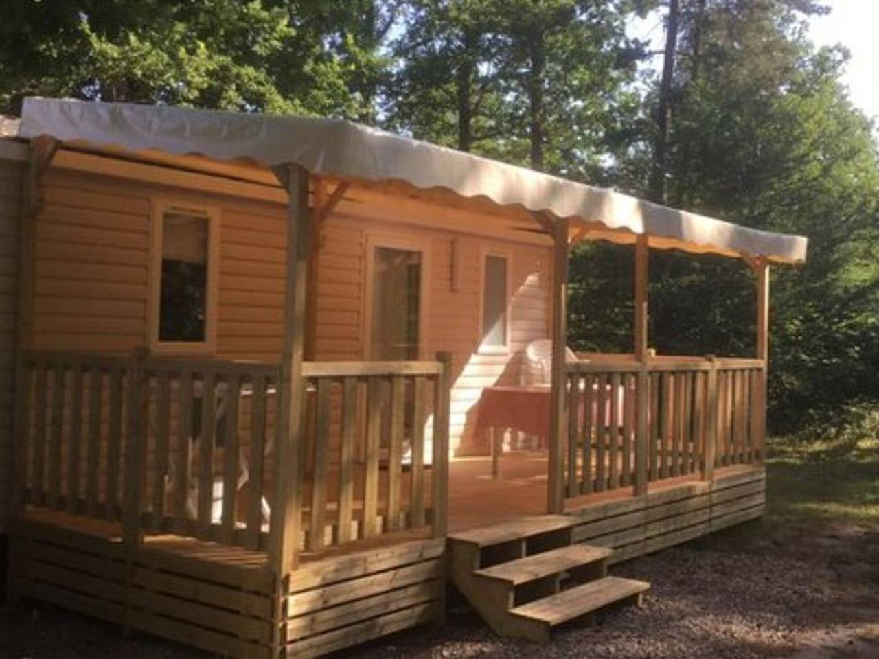 Mobil-home confortable avec terrasse à Saint-Gérons in Saint-Gérons, Région d'Aurillac