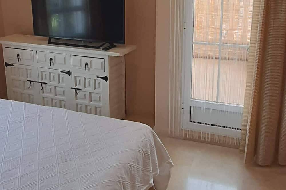 Spacious townhouse in Alicante close to sea and golf with shared sparkling pool. in El Barrio, San Juan Playa