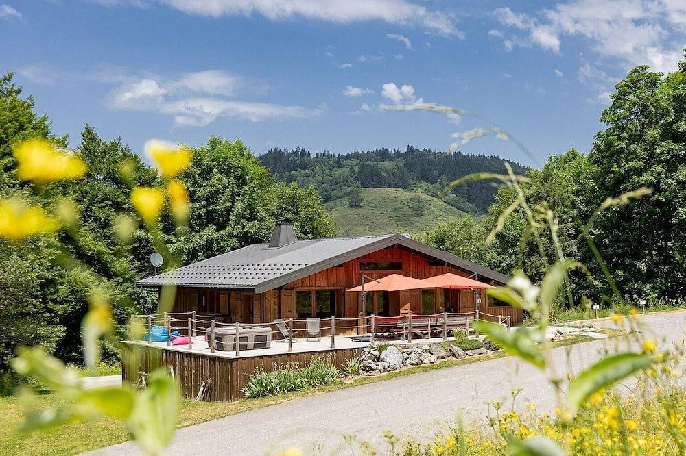 Chalet de 4 estrellas entre lago y montaña, jacuzzi, sauna, frente a las pistas. in Habère-Poche, Thonon-les-Bains region