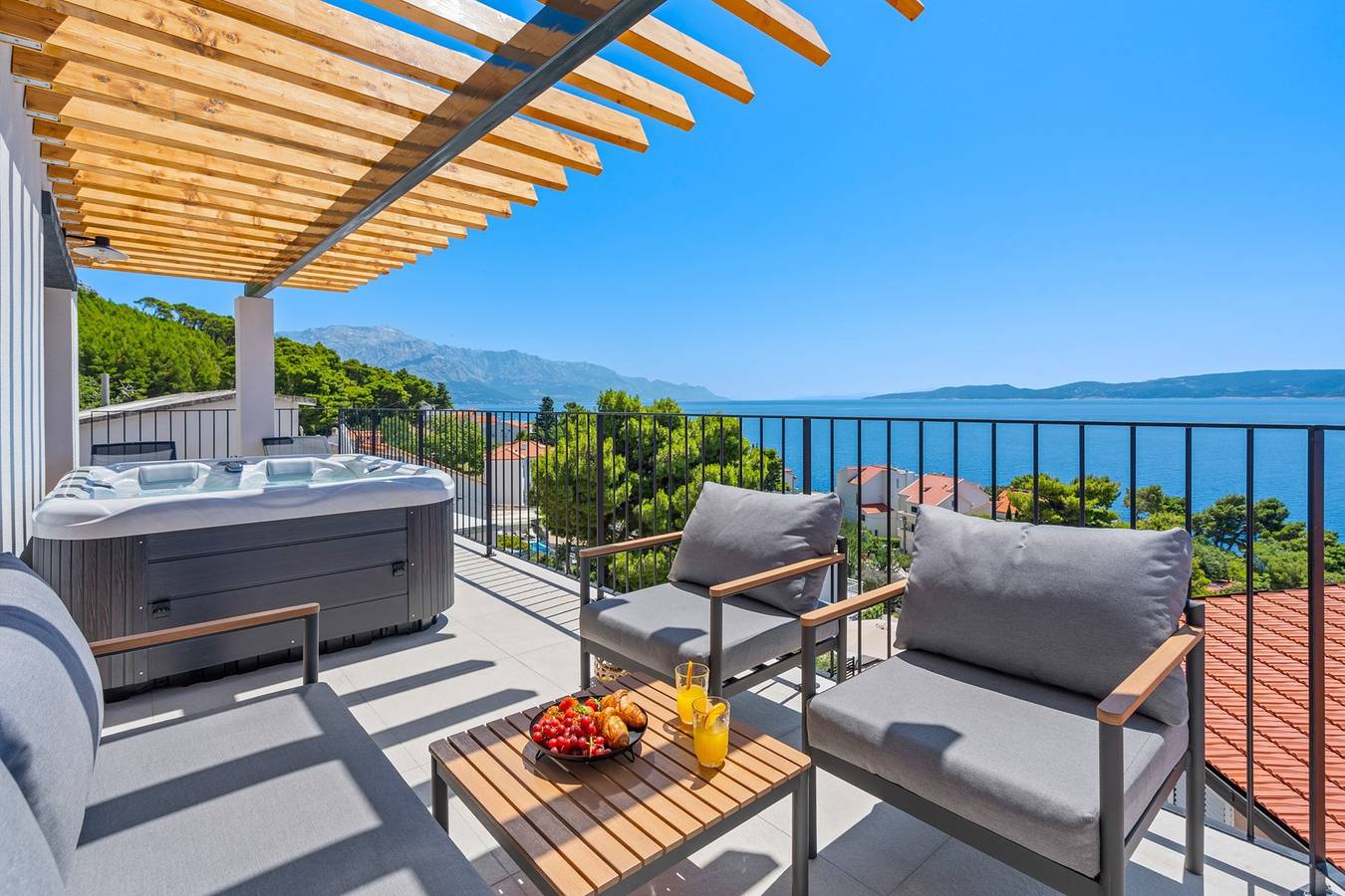 Seaview Villa Dattero -private Pool, Jacuzzi, Sauna, Media room in Mimice, Split-Dalmatien