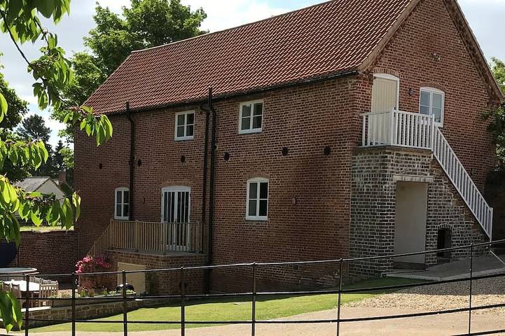 Holiday rental for 10 people, with garden and terrace as well as hot tub, with pets in Leicestershire