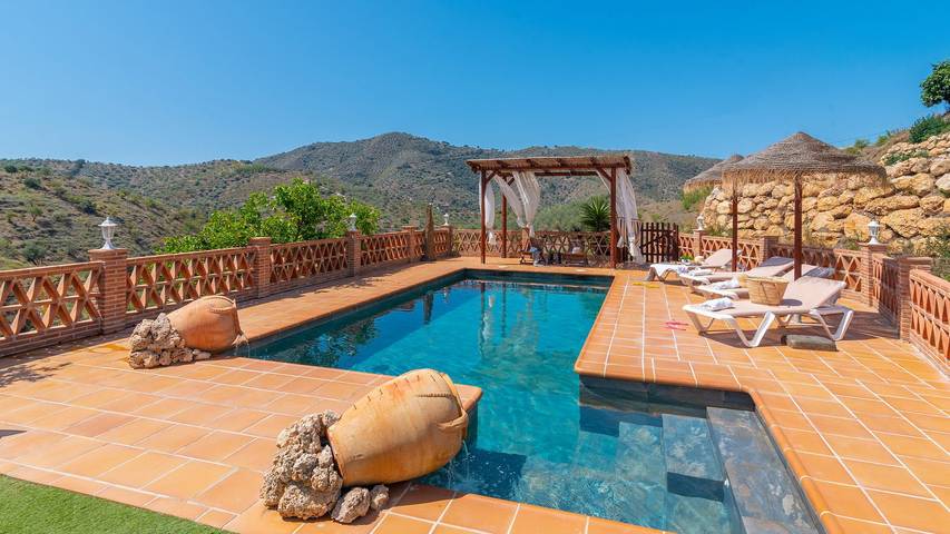 Villa for 8 people, with Balcony/Terrace and Pool in Arenas
