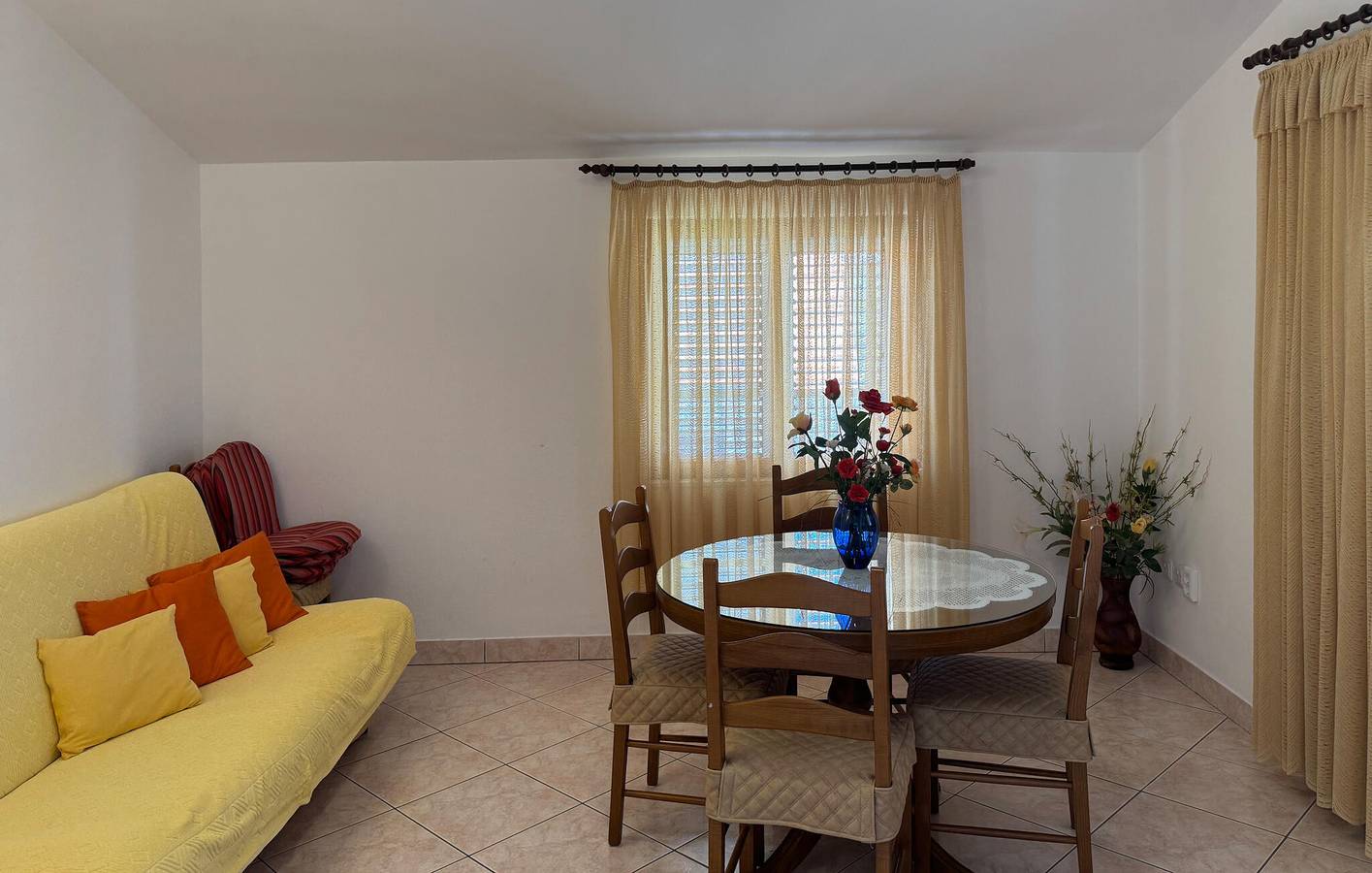 Ganze Ferienwohnung, Gemütliches Apartment am Strand mit Terrasse, WLAN und Parkplatz in Uvala Bočići in Okrug Gornji, Ciovo