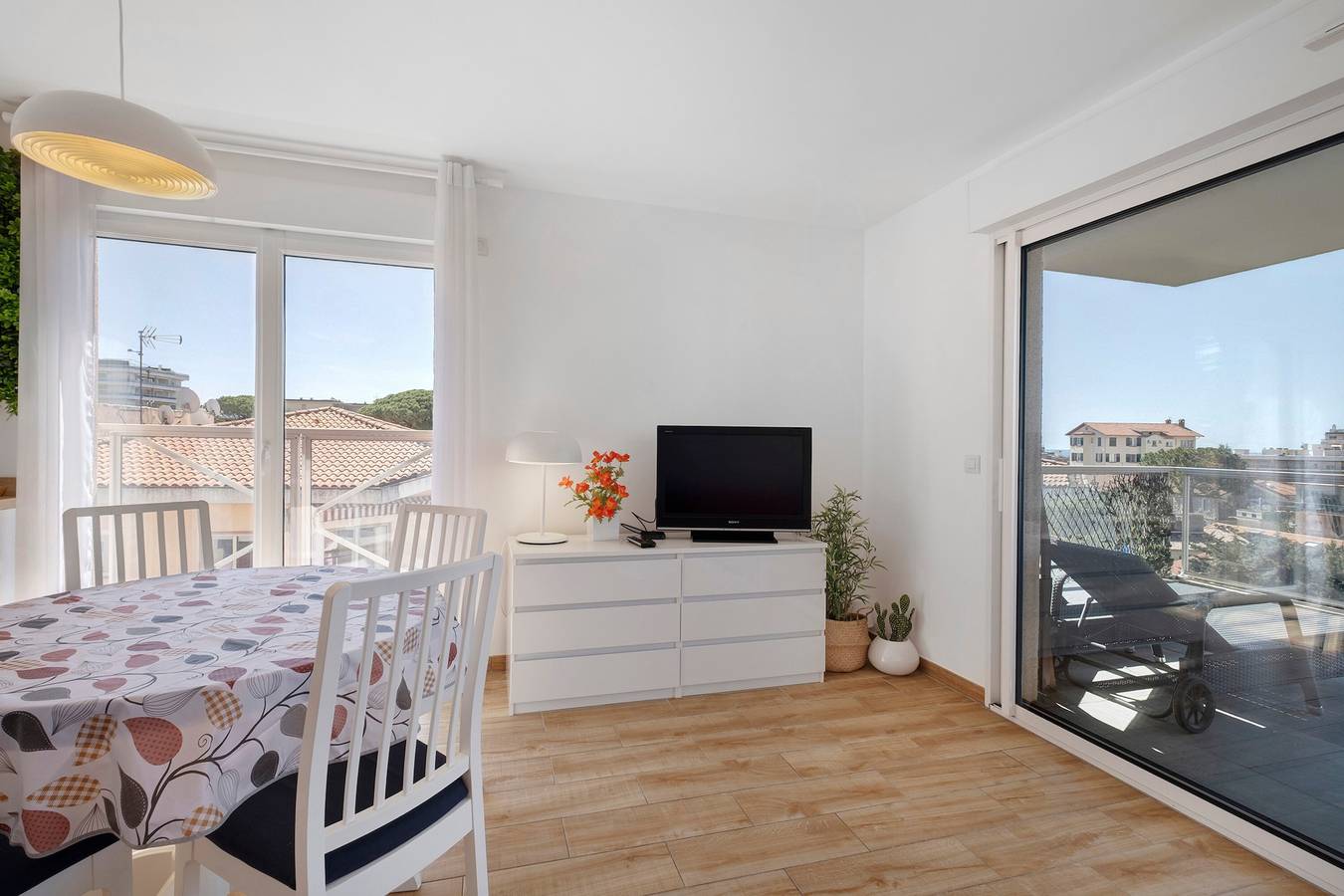 Apartamento entero, Centro de Juan les Pins: amplio 2 habitaciones con terraza soleada y parking Elfira in Antibes, Costa mediterránea (Francia)