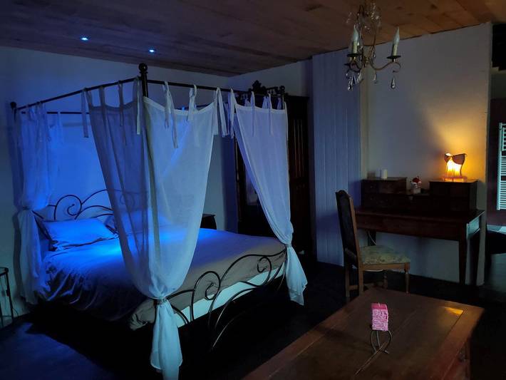 Cottage pour 2 personnes, avec jacuzzi ainsi que sauna et jardin, animaux acceptés à Ars-les-Favets