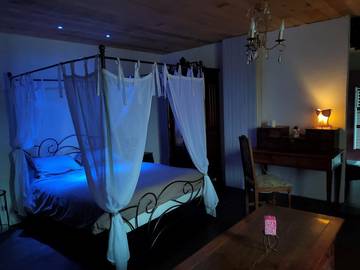 Chambre d’hôte pour 2 personnes, avec sauna ainsi que jardin et jacuzzi, animaux acceptés dans le Puy-de-Dôme