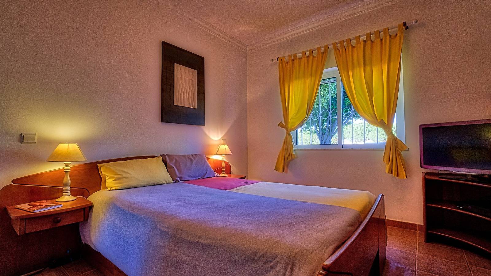 Holiday Home 'Jo's Place' with Shared Pool, Private Terrace and Wi-Fi in Carvoeiro, Lagoa