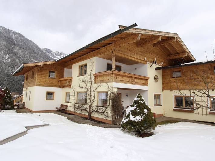Ferienwohnung für 6 Personen, mit Terrasse und Garten sowie Pool