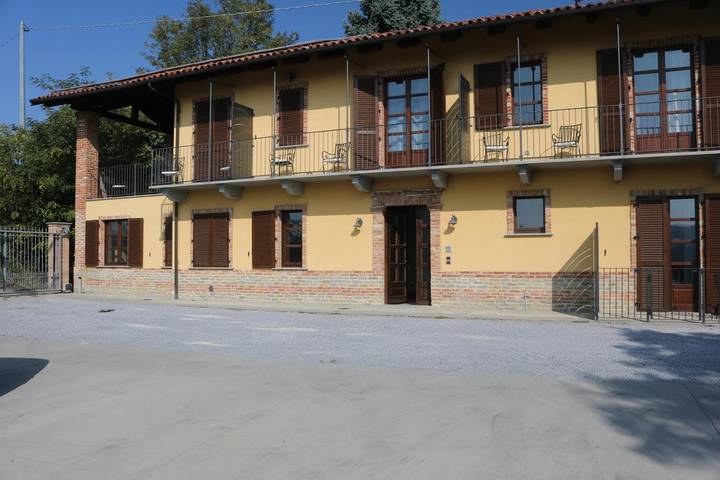 Chambre d’hôte pour 3 personnes, avec piscine ainsi que jardin et vue à Monteu Roero