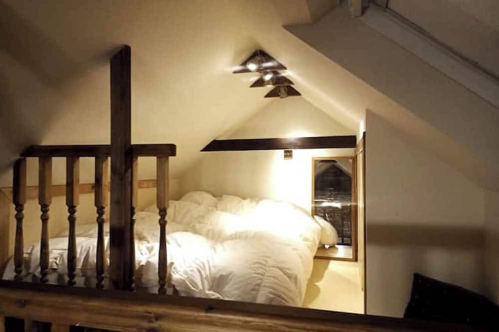 Tara Cottage - a quirky, cosy, quiet, traditional cottage with private garden. in Dunoon, Argyll & Bute