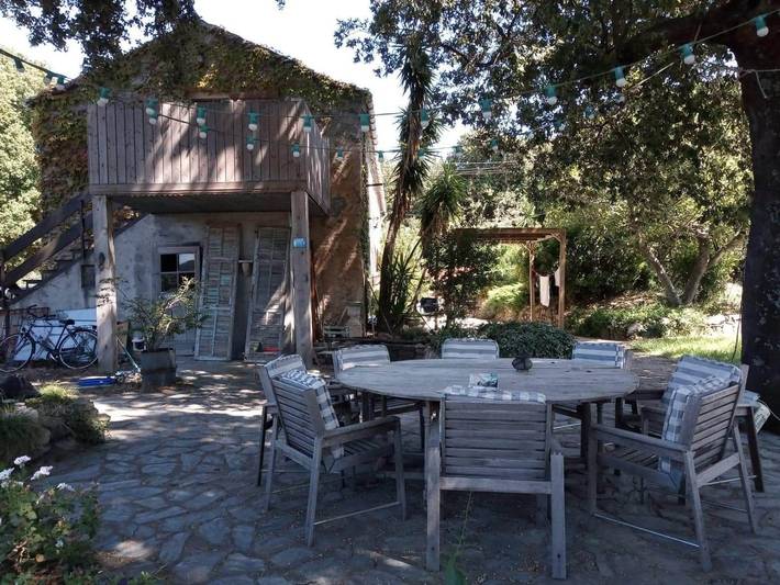 Gîte pour 4 personnes, avec jardin ainsi que terrasse et piscine