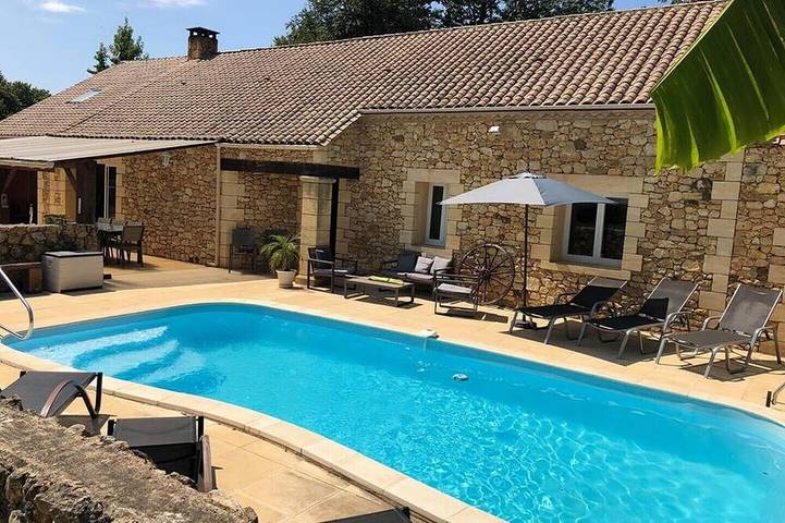 Location de vacances pour 8 personnes, avec jardin et jacuzzi, animaux acceptés à Pressignac-Vicq