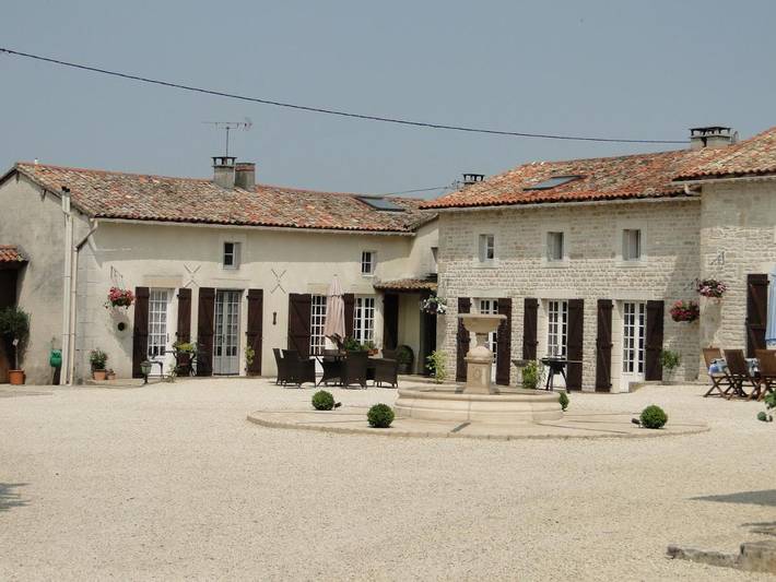 Maison d’hôte pour 20 personnes, avec jardin et vue sur le lac ainsi que piscine et vue, adapté aux familles dans les Deux-Sèvres - 2