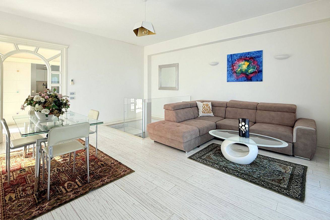 Appartamento intero, Villa Lyla - Marcelli, elegante villa con giardino vista mare in Marcelli, Riviera del Conero