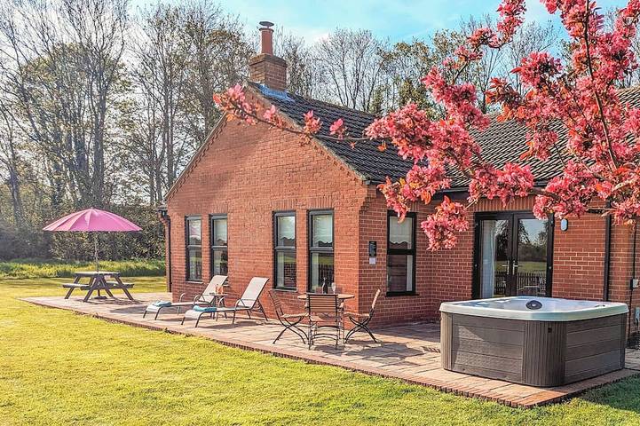 Cottage for 6 people, with hot tub and garden, with pets in Norfolk