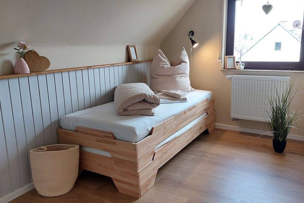 Ganze Wohnung, Sonnendurchflutete, familienfreundliche Ferienwohnung mit Balkon & großer Küche in Bad Camberg, Landkreis Limburg-Weilburg