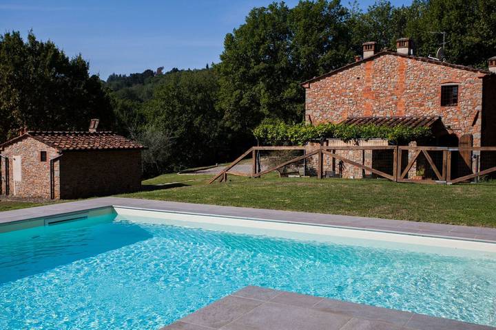 Agriturismo per 8 persone, con Giardino e Piscina a Pescia