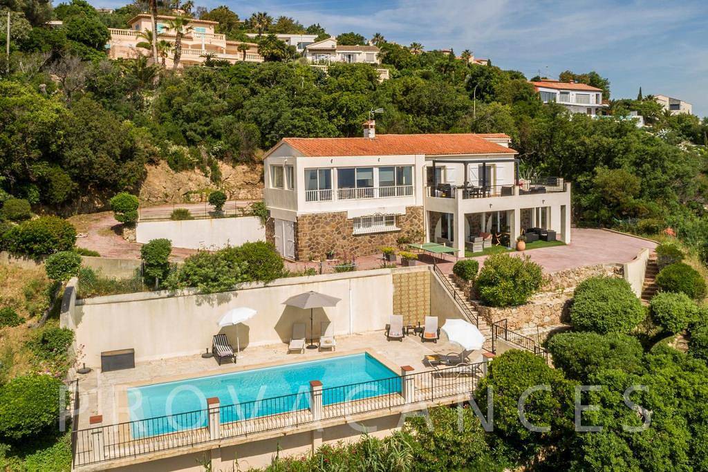 Villa mit Pool und Panoramablick auf das Meer in Les Issambres in Roquebrune-sur-Argens, Draguignan Region